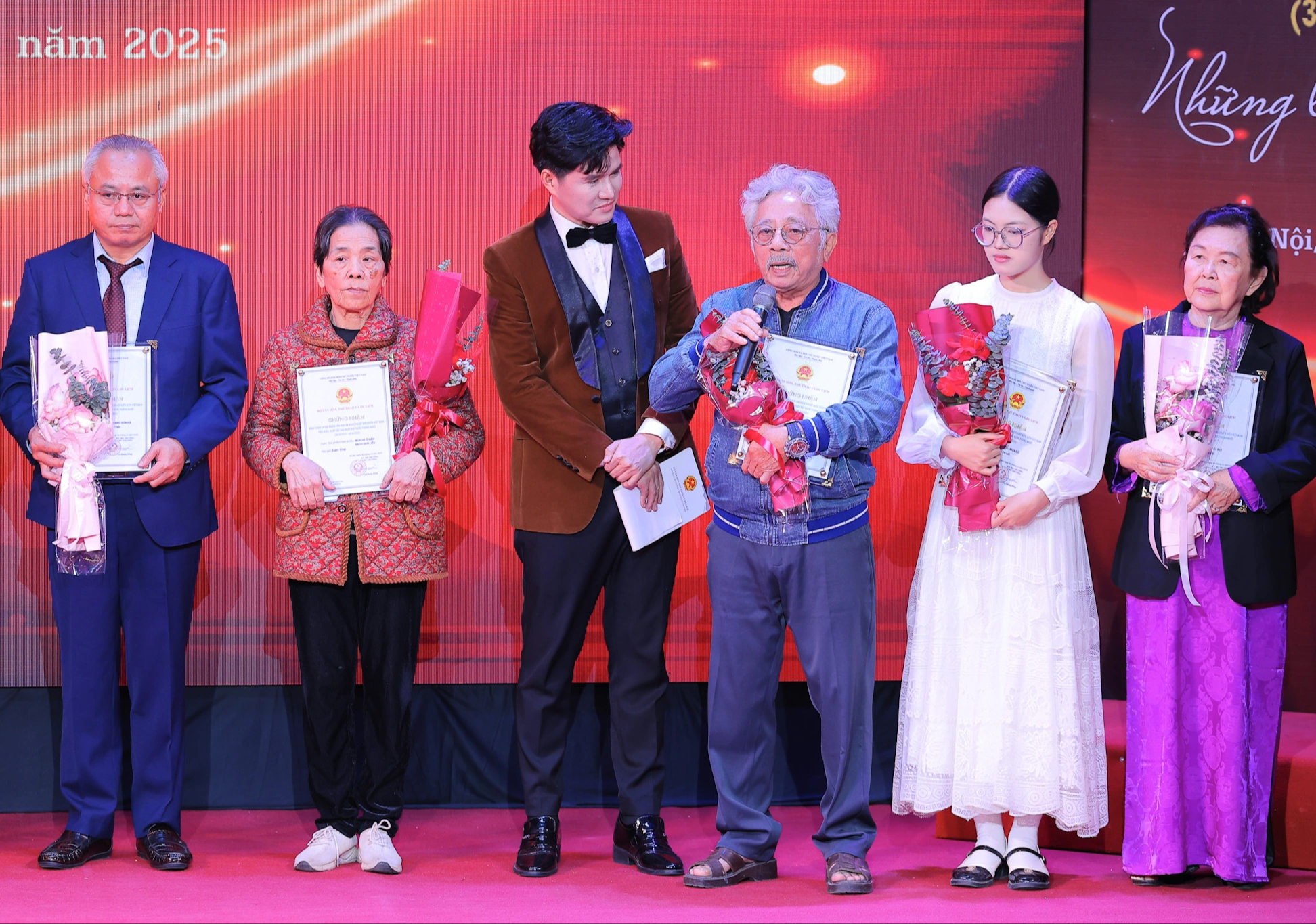 Vinh danh 50 tác phẩm văn học nghệ thuật tiêu biểu- Ảnh 3. Vinh danh 50 tác phẩm văn học nghệ thuật tiêu biểu- Ảnh 3.