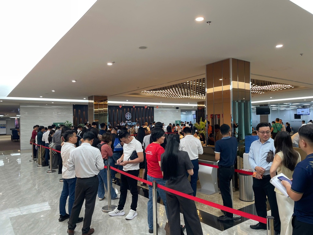 Vinhomes Cần Giờ hút hàng trăm người xếp hàng đăng ký ngày đầu ra mắt - 1
