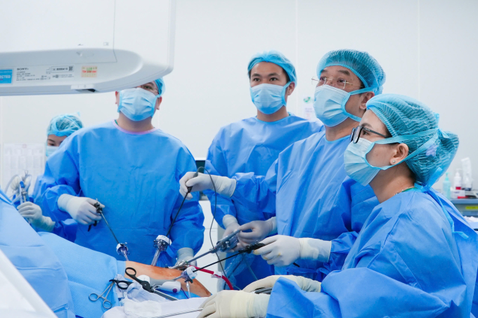 Ca ghép gan do PGS.TS.BS Lê Văn Thành trực tiếp thực hiện thị phạm. Ảnh: Vinmec