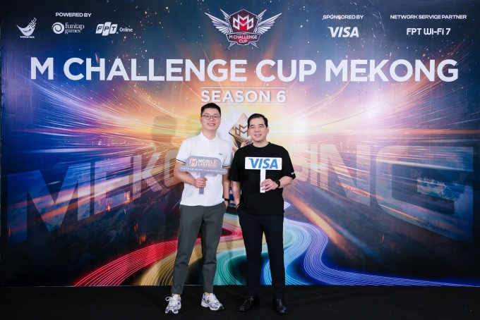 Ông Kelvin Utomo (áo đen) check-in tại chung kết M Challenge Cup Mekong (MCCB) mùa 6 diễn ra ở Trường Đại học Xây dựng Hà Nội chiều 9/11. Ảnh: MCCM