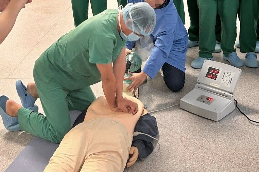 Vợ bụng bầu gào khóc bất lực khi chồng ngừng tim, không qua khỏi - 1