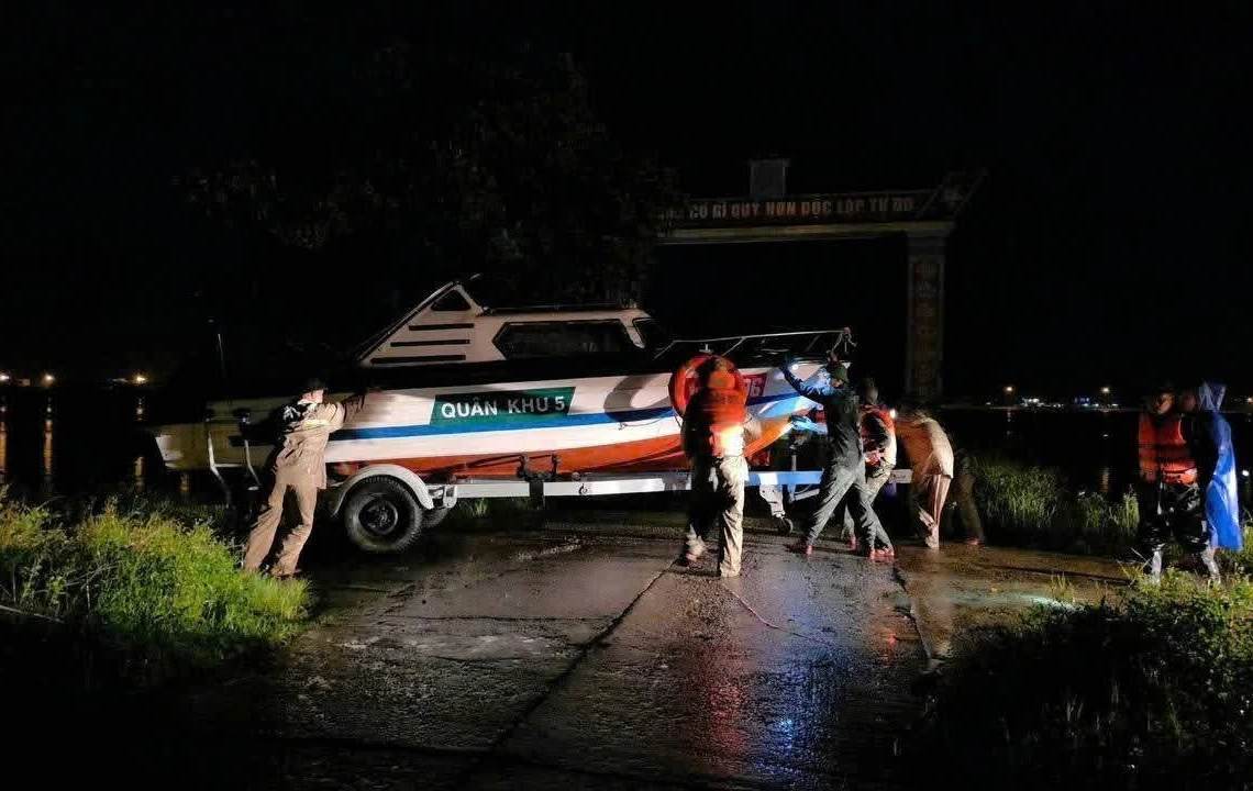 Đà Nẵng: Lữ đoàn Tăng thiết giáp 574 trắng đêm giúp dân ứng phó vỡ đê- Ảnh 2.