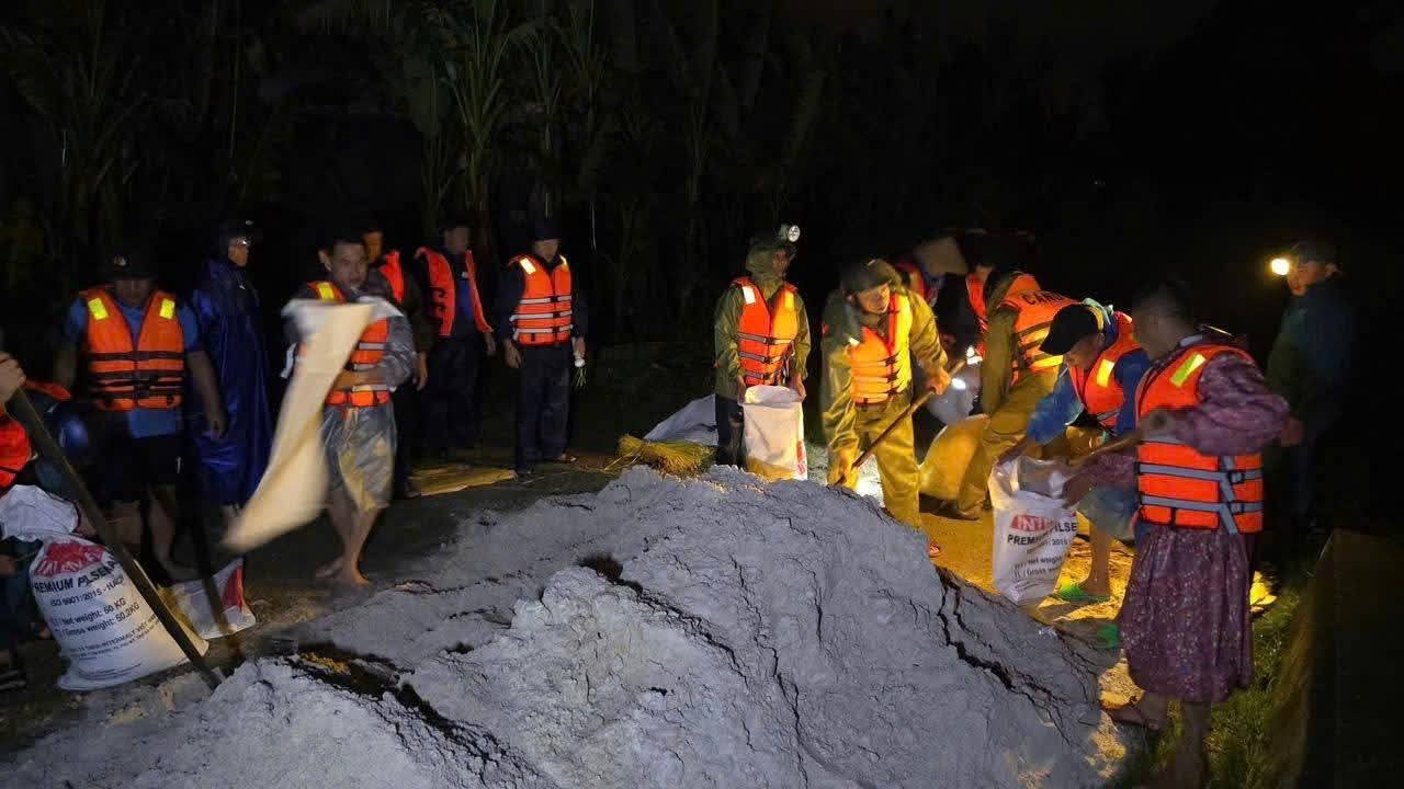 Đà Nẵng: Lữ đoàn Tăng thiết giáp 574 trắng đêm giúp dân ứng phó vỡ đê- Ảnh 1.