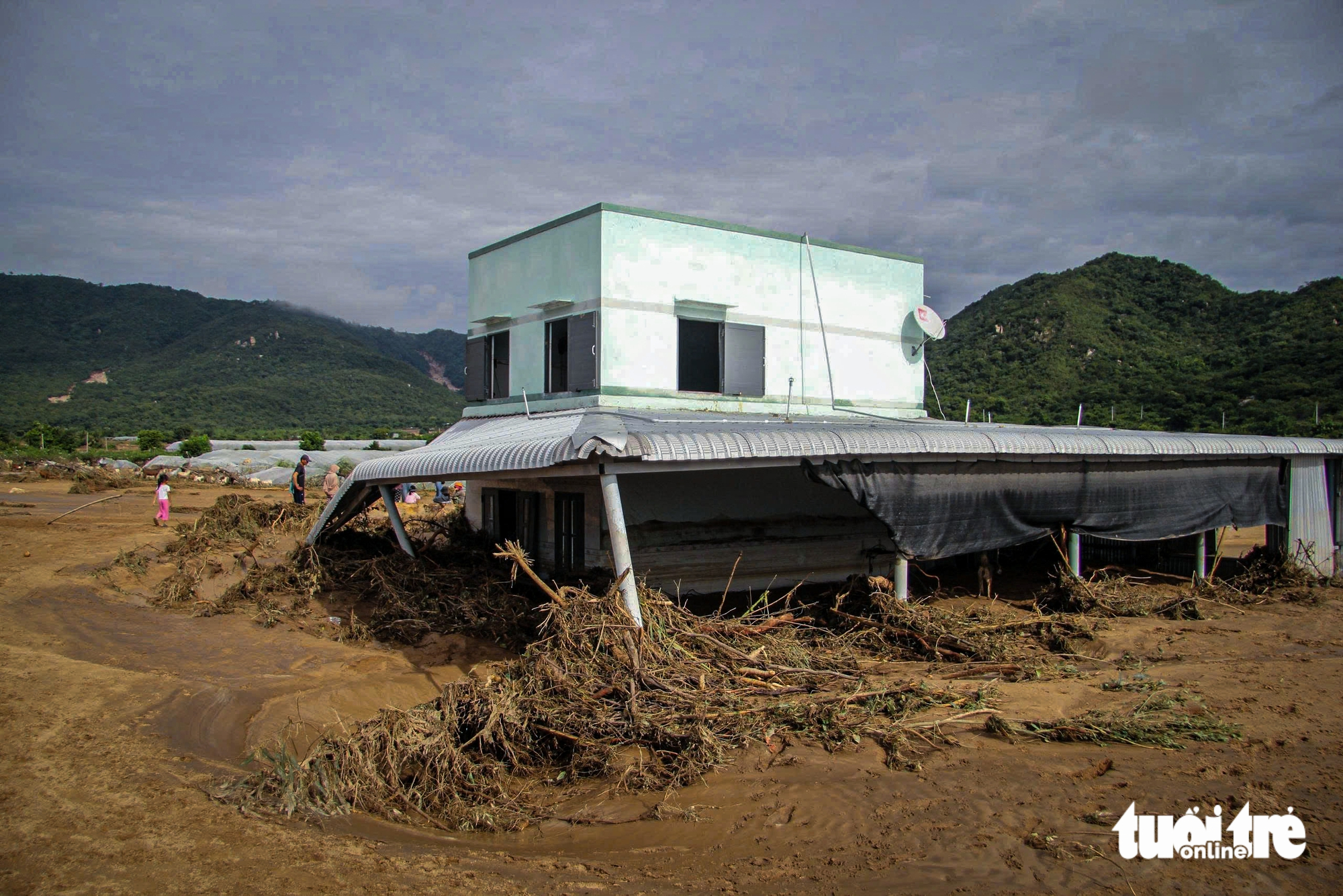 Vỡ hồ chứa tự đắp ở Tuy Phong: Người dân bức xúc, yêu cầu xử lý trách nhiệm - Ảnh 1.