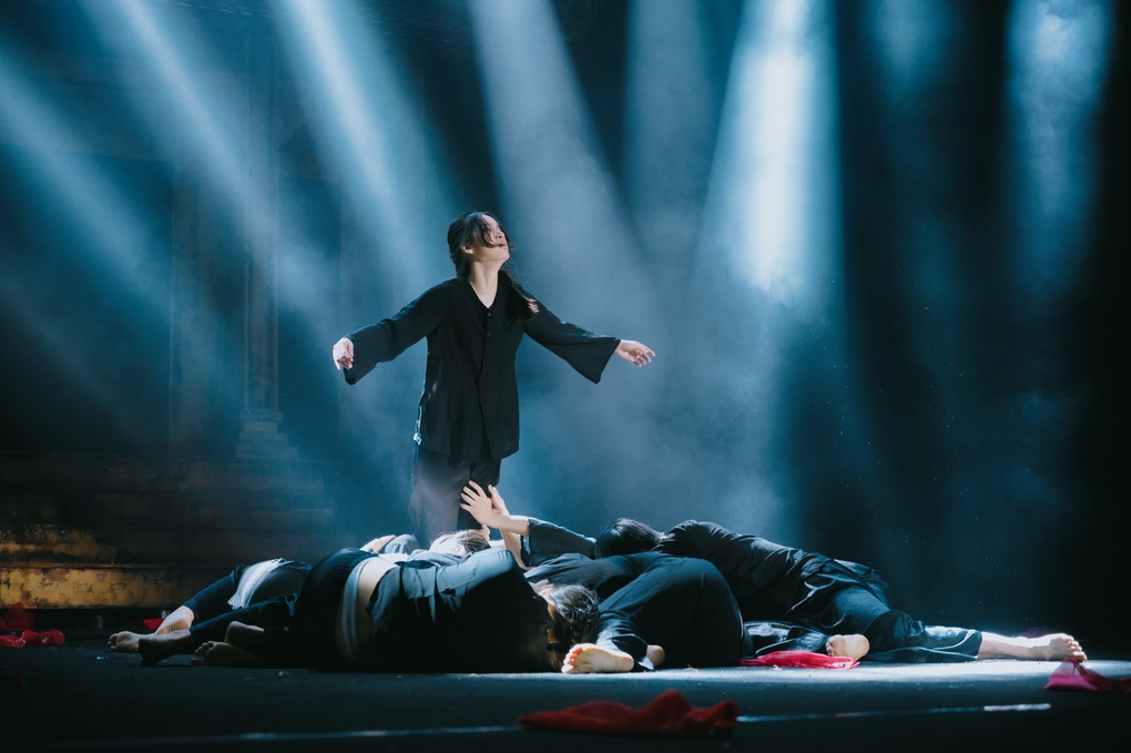 Vở kịch dài 2,5 giờ đồng hồ của học sinh trường Ams hút 1.000 khán giả - 1