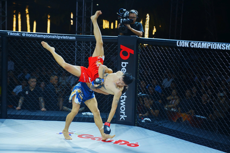 Vo si MMA Viet Nam thua cao thu Trung Quoc
