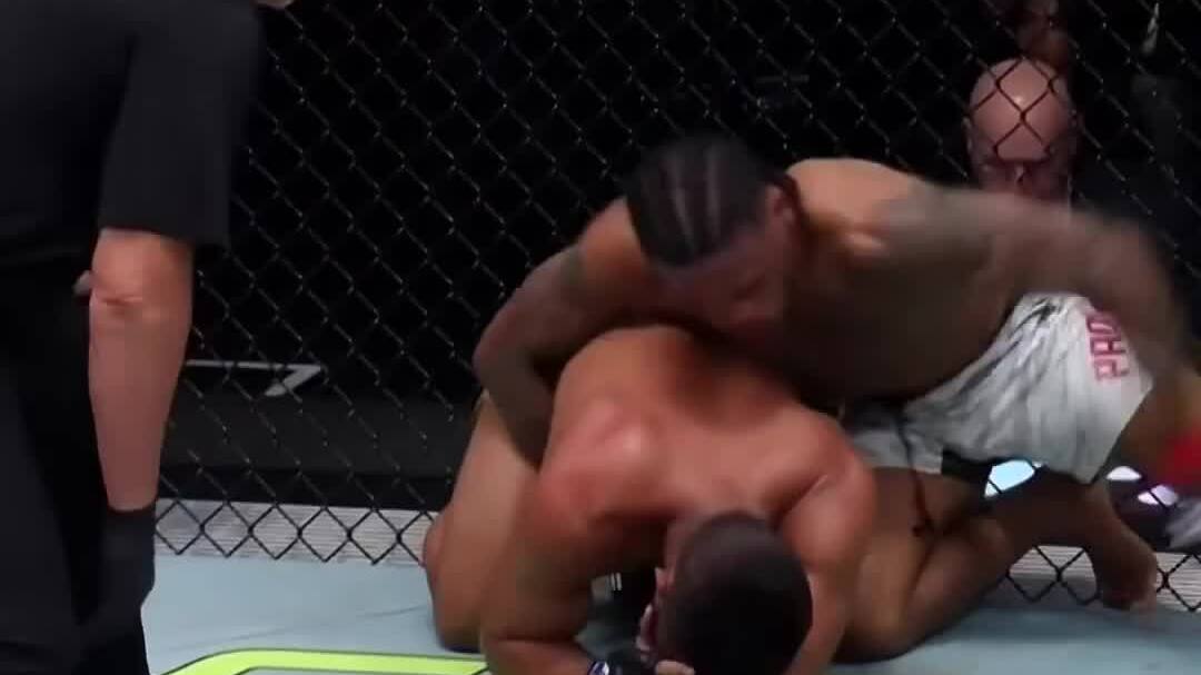 Chris Padilla thắng knock-out kỹ thuật