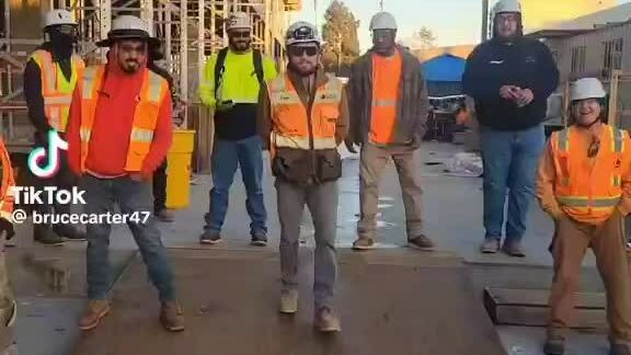 Võ sĩ trở lại công trường sau màn ra mắt UFC hoành tráng