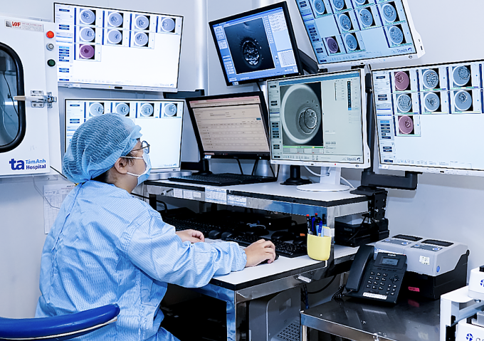 Chuyên viên phôi học quan sát, đánh giá quá trình phát triển của phôi. Ảnh: Thanh Luận