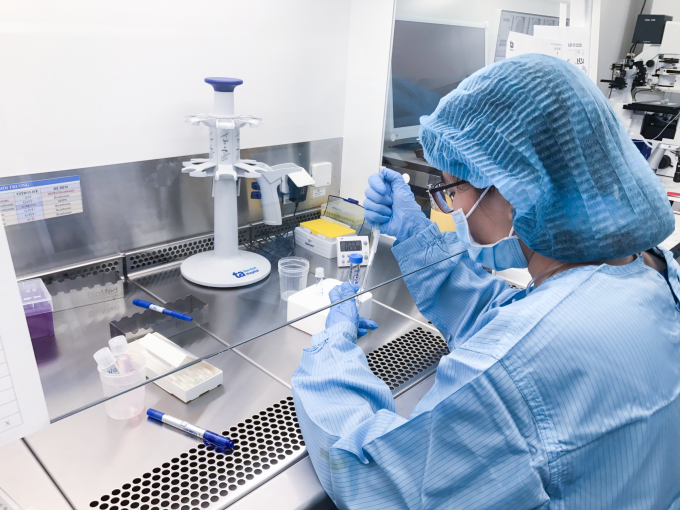 Chuyên viên phôi học đang lọc rửa tinh trùng trước khi thực hiện IUI cho người bệnh. Ảnh minh họa: Bệnh viện Đa khoa Tâm Anh - Quận 8