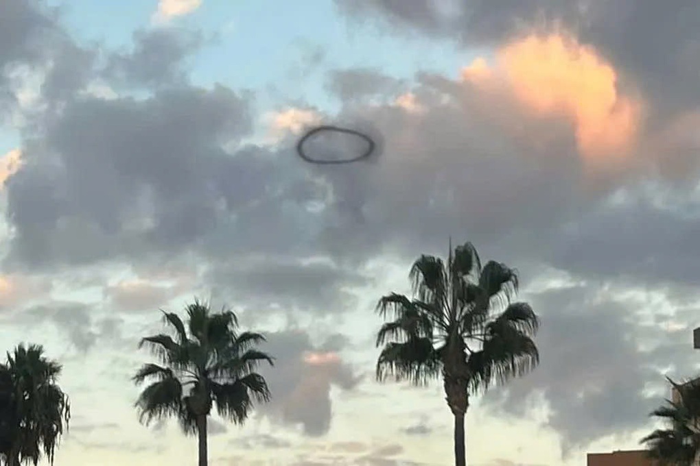 Vòng khói đen kỳ lạ trên bầu trời khiến du khách ngỡ UFO xuất hiện - 1