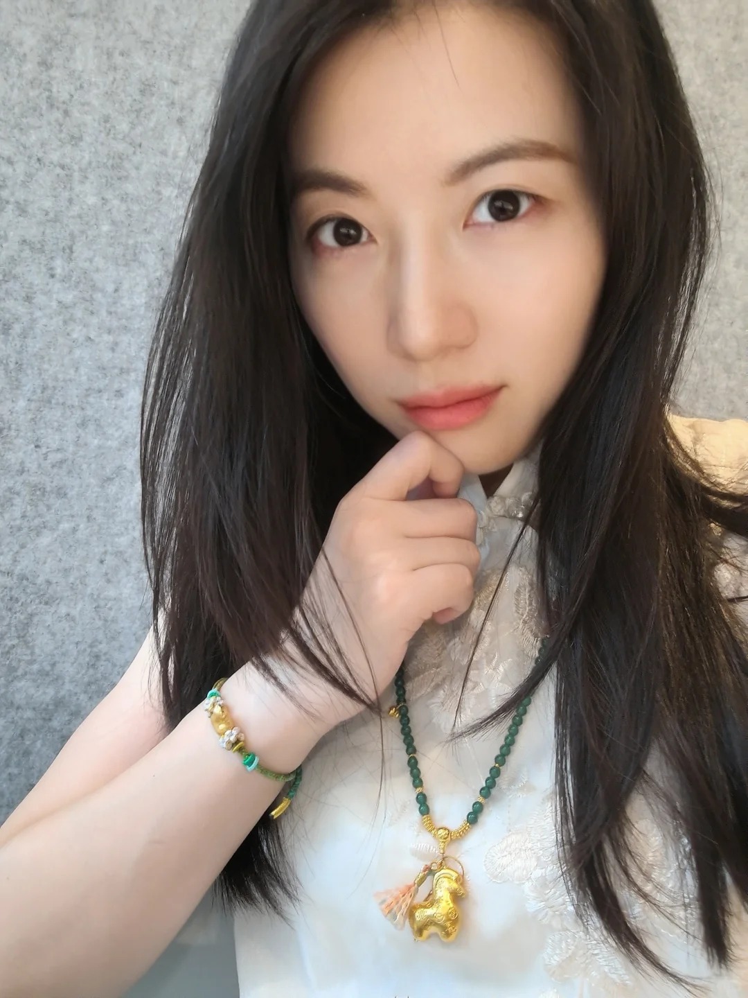 Vòng tay và mặt dây chuyền phong thủy giúp chị em đổi gió tài vận cuối năm - Ảnh 2.