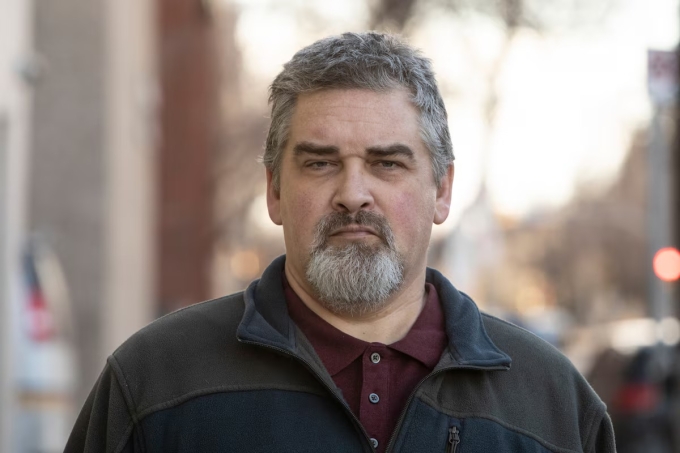 Robert Eric Semenchuck rời tòa hôm 21/11. Ảnh: The Globe and Mail