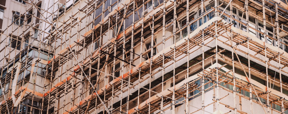 Vụ cháy chung cư 44 người chết: Vì sao Hong Kong vẫn dùng giàn giáo tre? - 2