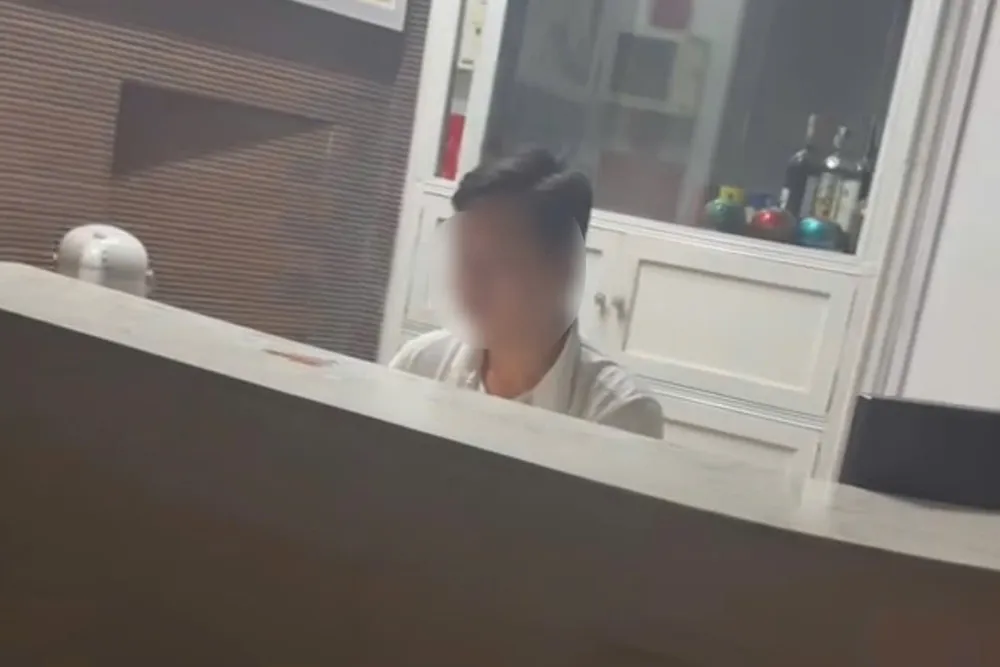 Nhân viên khách sạn từ chối cho khách hàng nhận phòng vì check-in trễ, dù khách hàng đã thanh toán 100% tiền phòng. Ảnh: Cắt từ clip. khách sạn