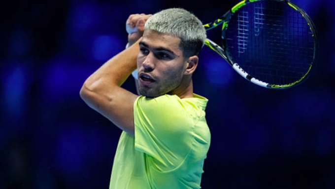 Alcaraz đánh trái tay trong trận gặp De Minaur, tại nhà thi đấu Inalpi Arena, Turin, Italy hôm 9/11. Ảnh: Reuters