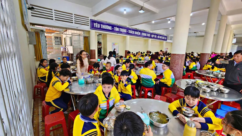 Bữa ăn bán trú của học sinh Trường Tiểu học Trưng Vương, thời điểm vừa xảy ra sự việc phụ huynh học sinh phản ánh thực phẩm đầu vào không đảm bảo chất lượng trung tuần tháng 9-2025. Ảnh: CHÍNH THÀNH truong - vuong.jpg