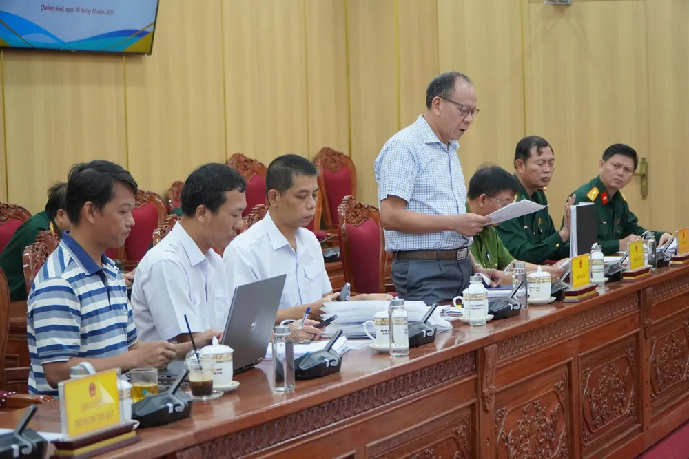 Giám đốc Cảng vụ Hàng hải Quảng Ngãi Lê Văn Lương báo cáo vụ việc tàu mắc cạn tại cuộc họp. vu-tau-175-ngan-tan-mac-can-o-dung-quat-phe-binh-cang-vu-hang-hai-quang-ngai-post0.html3.jpg