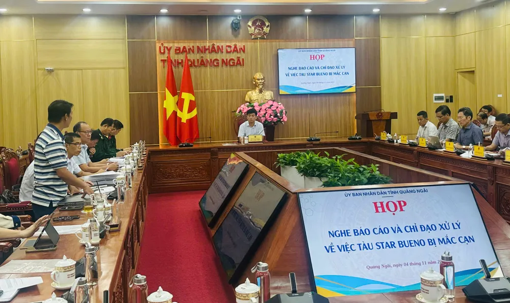 Quang cảnh cuộc họp chỉ đạo xử lý tàu mắc cạn ở vùng biển Dung Quất. vu-tau-175-ngan-tan-mac-can-o-dung-quat-phe-binh-cang-vu-hang-hai-quang-ngai-post0.html2.jpg