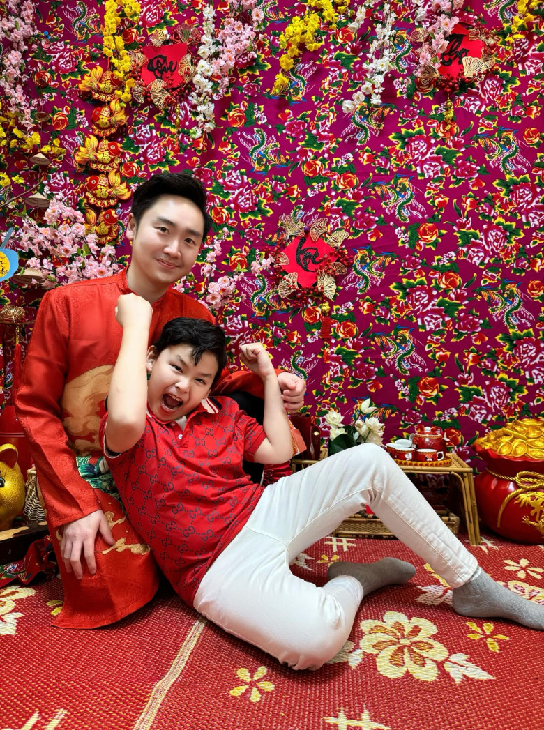 Vừa sinh con thứ 2 ở Canada, Diễm Hương đòi "bỏ chồng về nước", em bé được vài ngày tuổi lại đón "tin vui" 11 Chồng nàng hậu yêu thương con riêng của vợ.