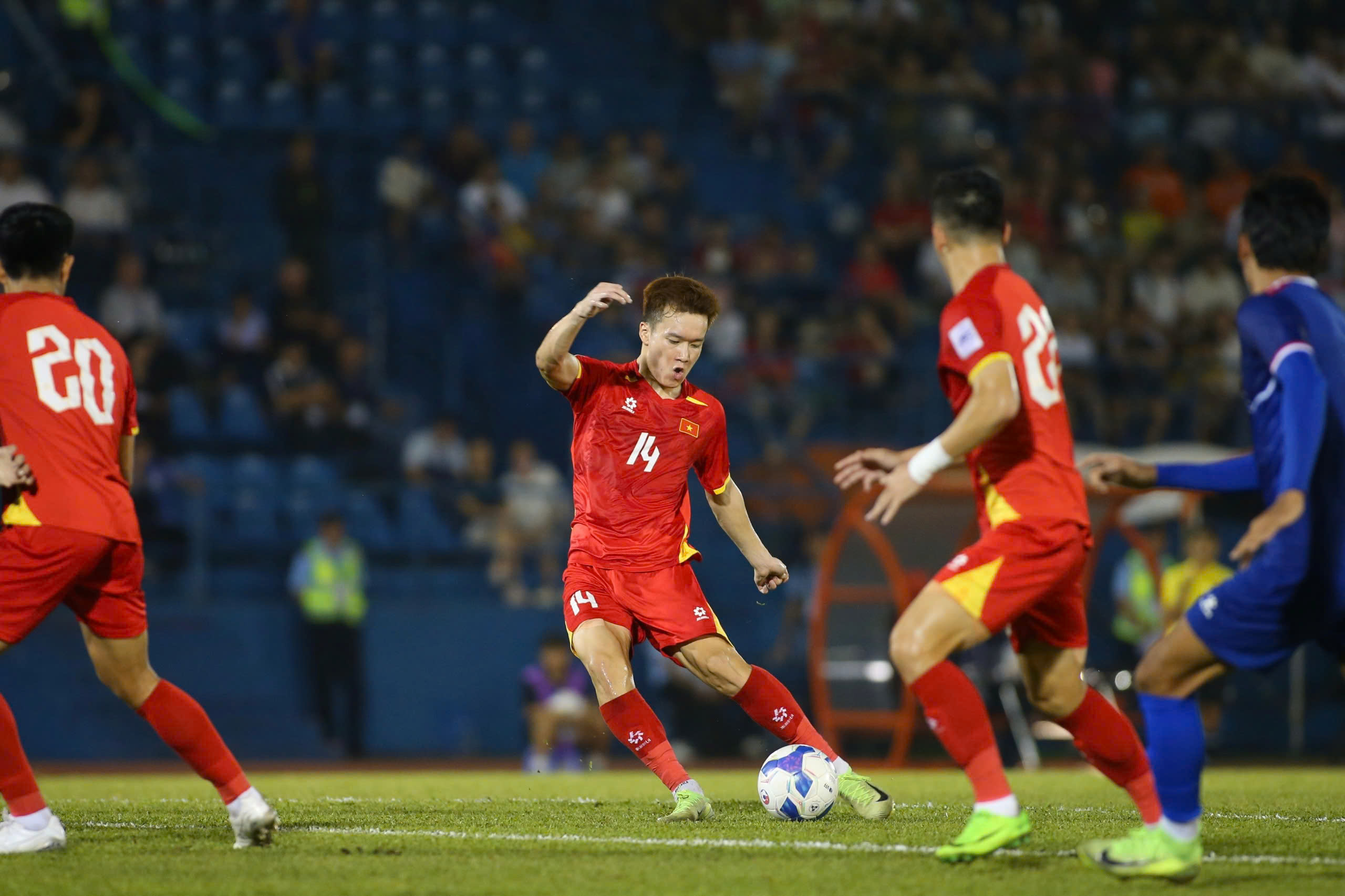 Vui buồn phong độ tuyển thủ Việt Nam, HLV Kim Sang-sik cũng đau đầu- Ảnh 1.