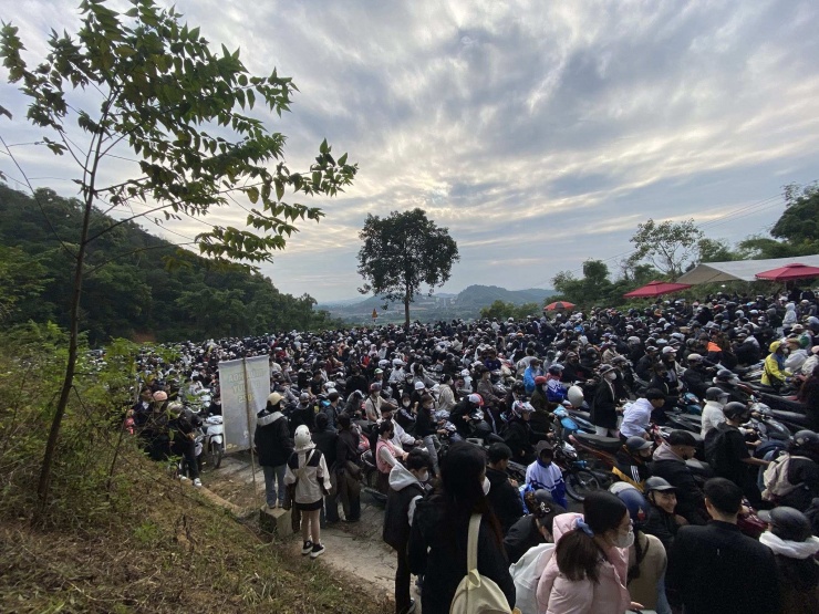 Đường vào Vườn quốc gia Ba Vì kẹt cứng người và phương tiện, sáng 16/11. Ảnh: Dương Thị Minh Nguyệt