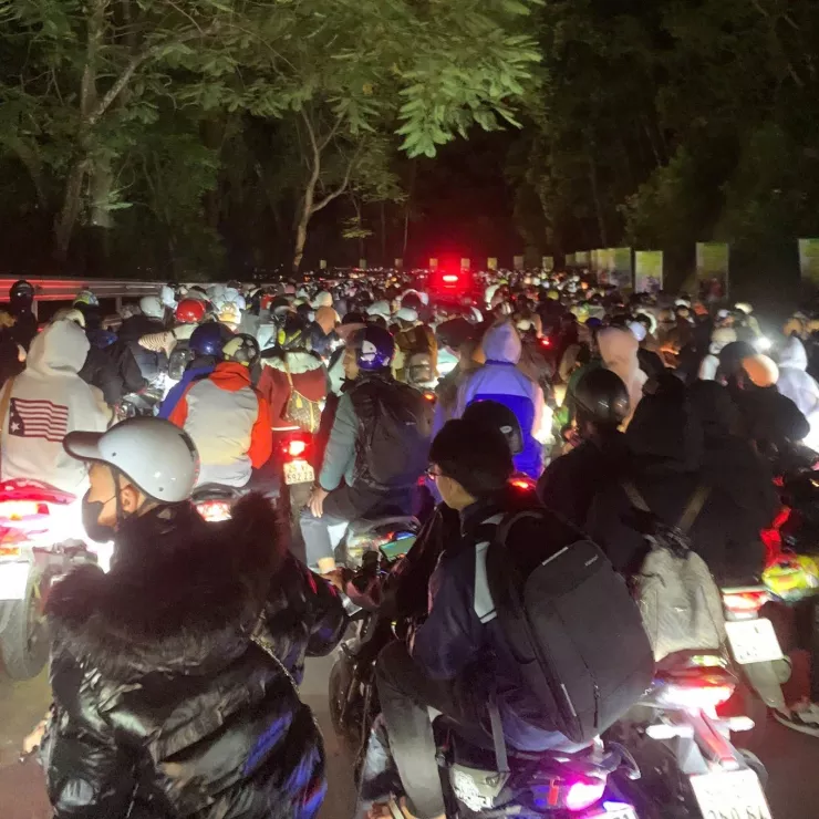 Tắc nghẽn trước cổng soát vé ở Vườn quốc gia Ba Vì. Ảnh: Hải Yến