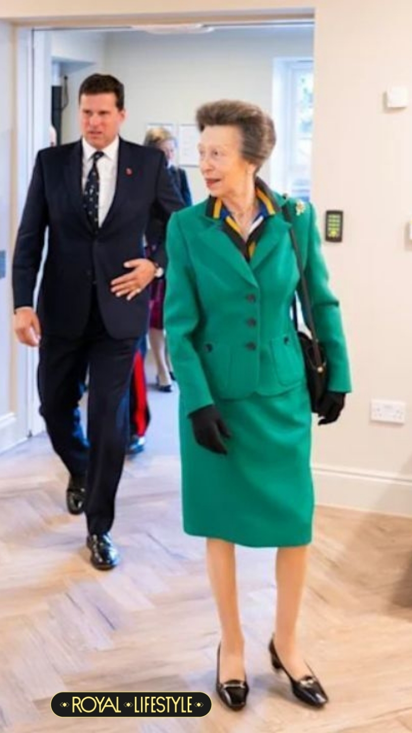 Vương nữ Anne tưởng nhớ Nữ hoàng Elizabeth II bằng một chi tiết thời trang đầy tinh tế trong lần xuất hiện mới nhất- Ảnh 2.