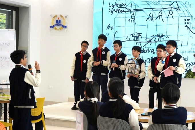 Buổi học đầu tiên ở Việt Nam được thiết kế theo mô hình giáo dục đổi mới sáng tạo của WIPO, tại trường Tạ Quang Bửu, Hà Nội. Ảnh: Phạm Nga