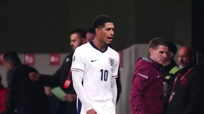 Jude Bellingham tỏ thái độ khi bị thay ra ở phút 84 trận Albania 0-2 Anh ở vòng loại World Cup hôm 16/11. Ảnh: Sky Sports