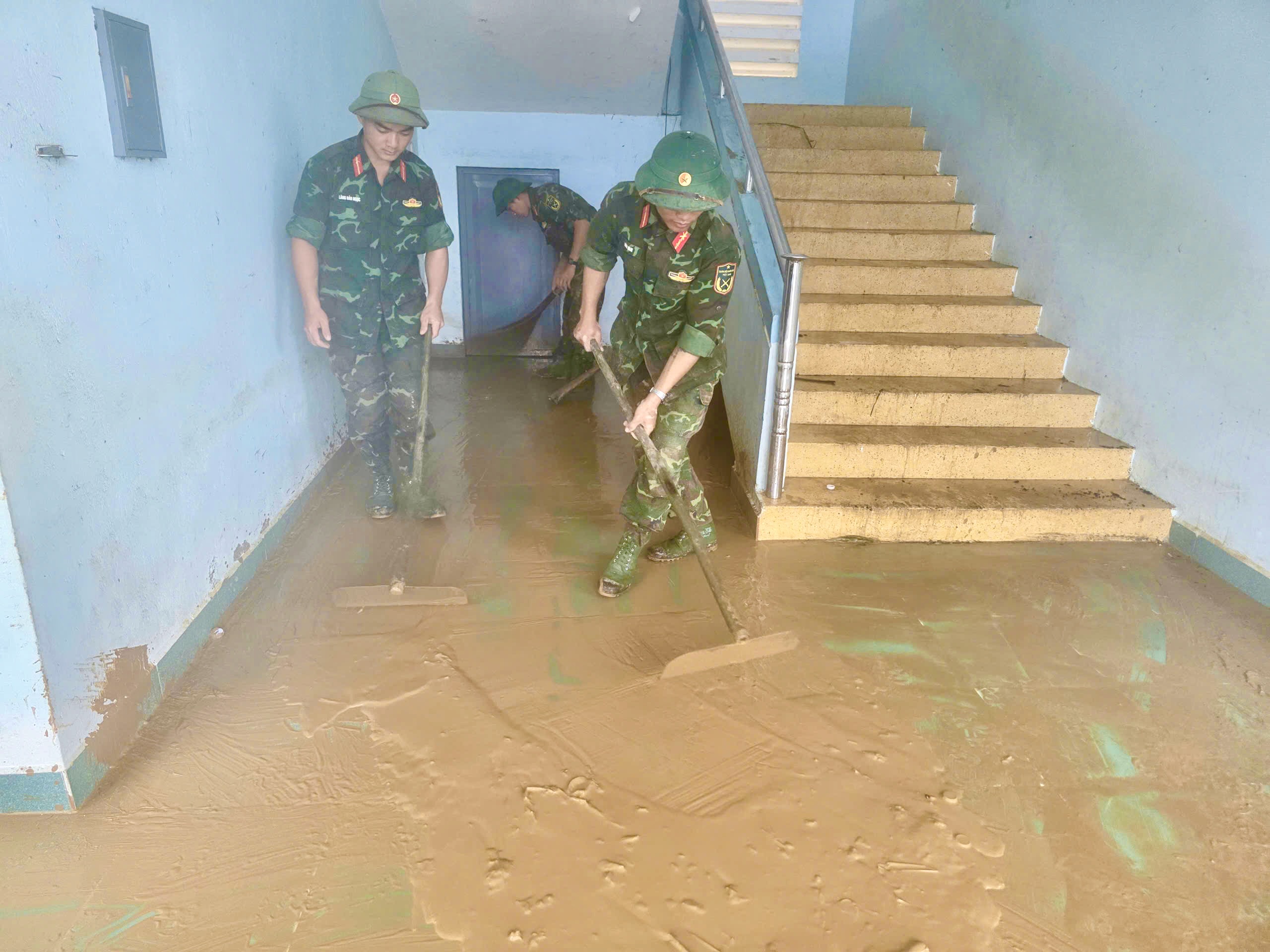 Xã Hòa Thịnh gượng dậy sau lũ, dân quân chung tay dọn dẹp nhà cửa, trường lớp 1 xã Hòa Thịnh - Ảnh 1.