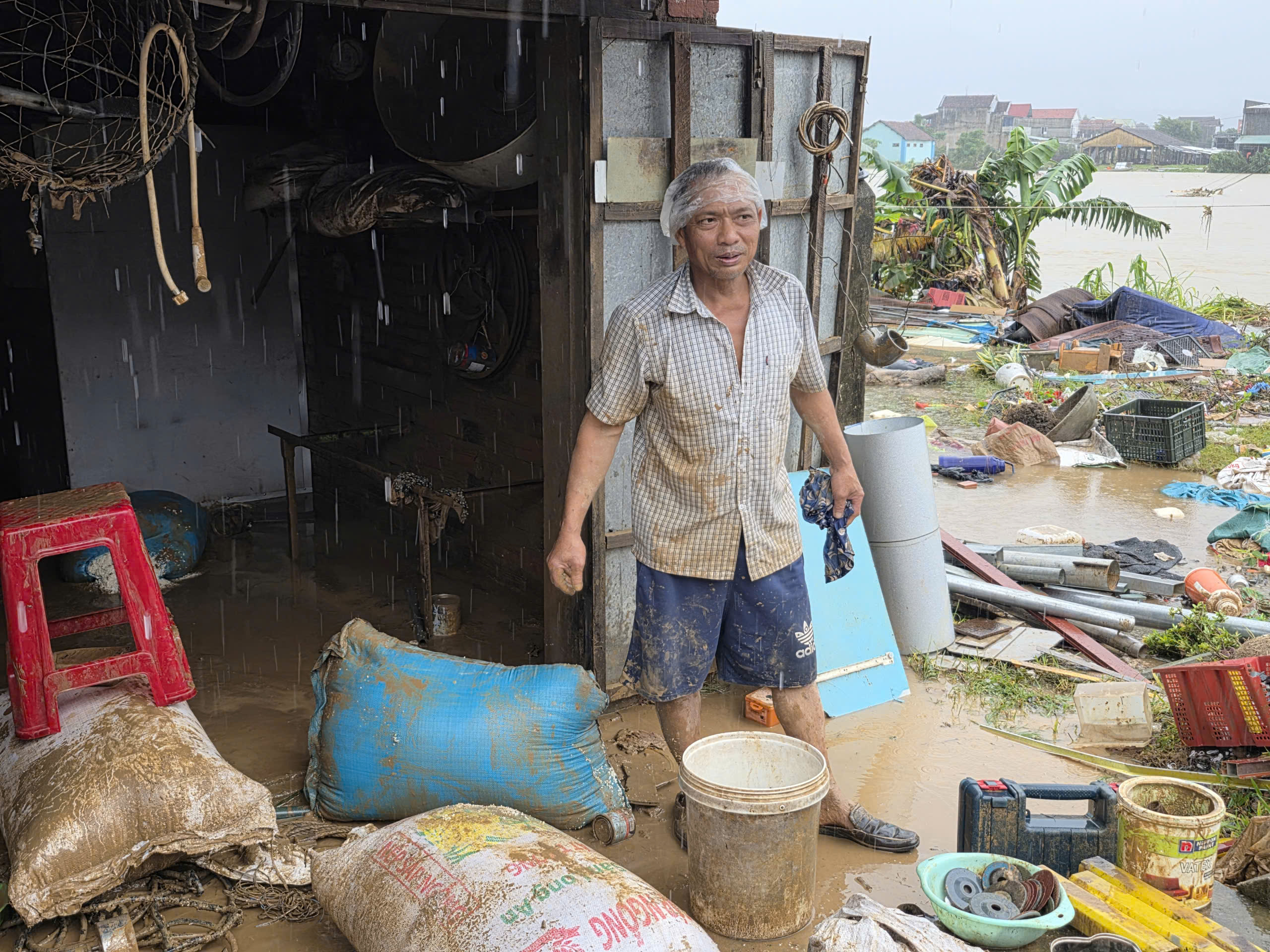 Xã Hòa Thịnh gượng dậy sau lũ, dân quân chung tay dọn dẹp nhà cửa, trường lớp 9 Xã Hòa Thịnh gượng dậy sau lũ, dân quân chung tay dọn dẹp nhà cửa, trường lớp - Ảnh 9.