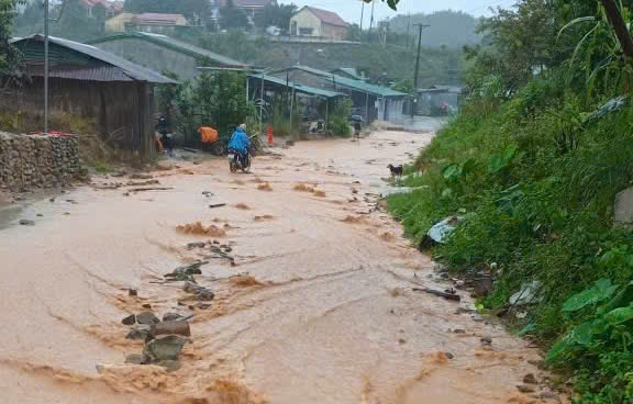 Sợ đá lăn, xã miền núi Quảng Ngãi di dời hơn 140 hộ dân- Ảnh 1.