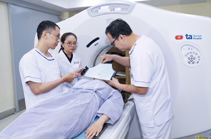 Kỹ thuật viên làm mặt nạ cố định cho người bệnh. Ảnh: Bệnh viện Đa khoa Tâm Anh