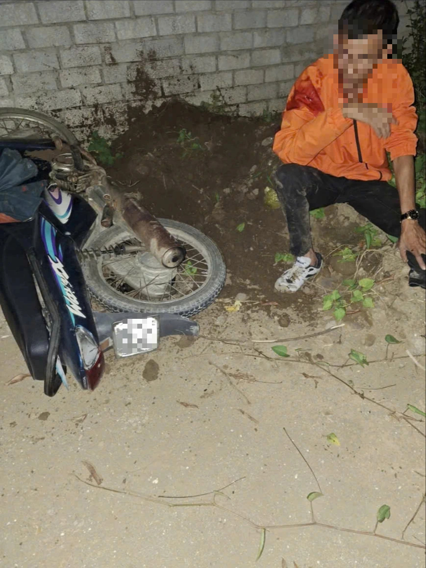 Vụ xây tường rào chắn ngang đường ở Nga Sơn: Xảy ra tai nạn giao thông - Ảnh 1.