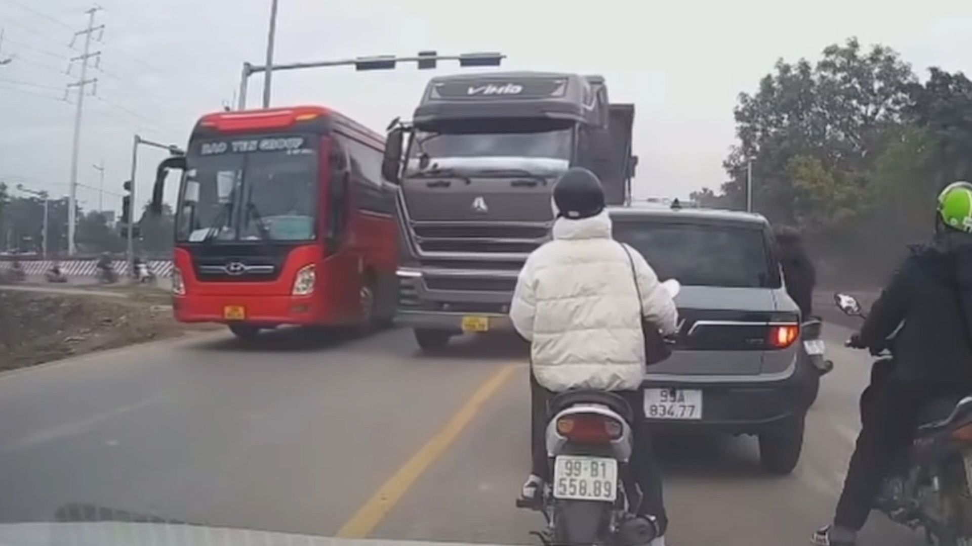 Xe ben và xe khách 'kèn cựa' giành đường suýt gây tai nạn 1 Kinh hoàng xe ben và xe khách 'kèn cựa', vượt ẩu suýt gây tai nạn chết người - Ảnh 1.