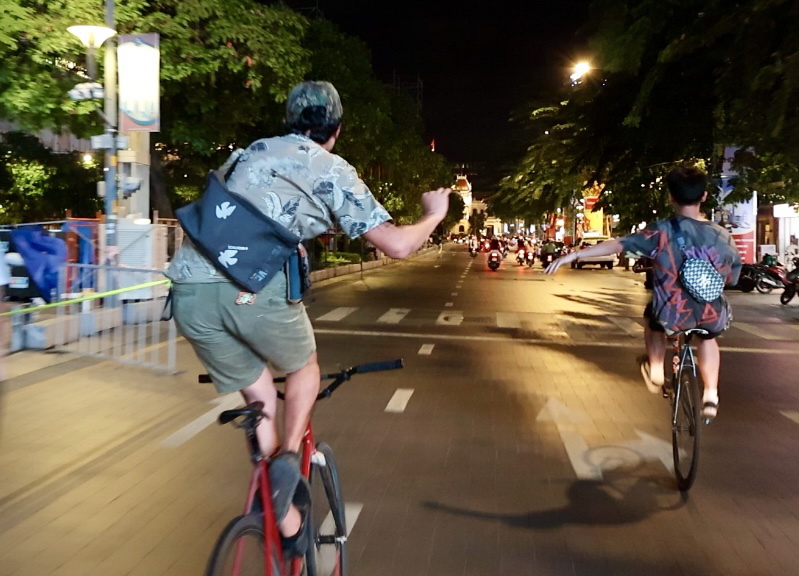 Xe đạp 'đại náo' đường phố, bốc đầu lạng lách ngay trung tâm TP.HCM 2 lạng lách - Ảnh 2.