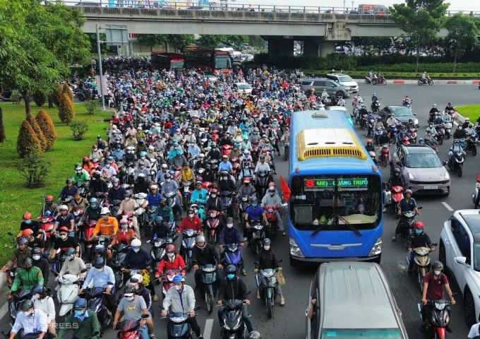 Dòng xe nhích từng chút chờ lên cầu Bình Triệu 2, tháng 8/2025. Ảnh: Đình Văn