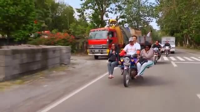 Xe máy chở được 12 người