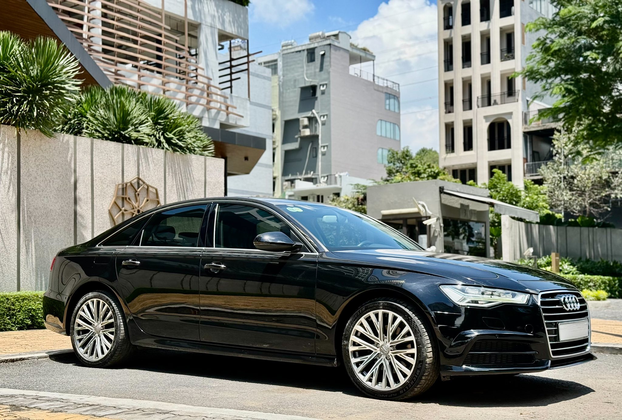 Xe sang từng phục vụ APEC rao bán lại chưa tới 800 triệu đồng - Ảnh 1.