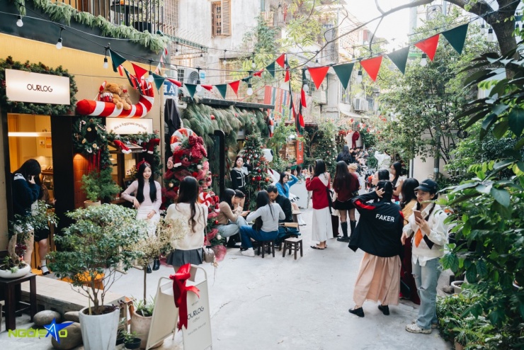 Xếp hàng chụp ảnh Noel ở con ngõ dài 100 m mang phong cách Hàn Quốc - 1