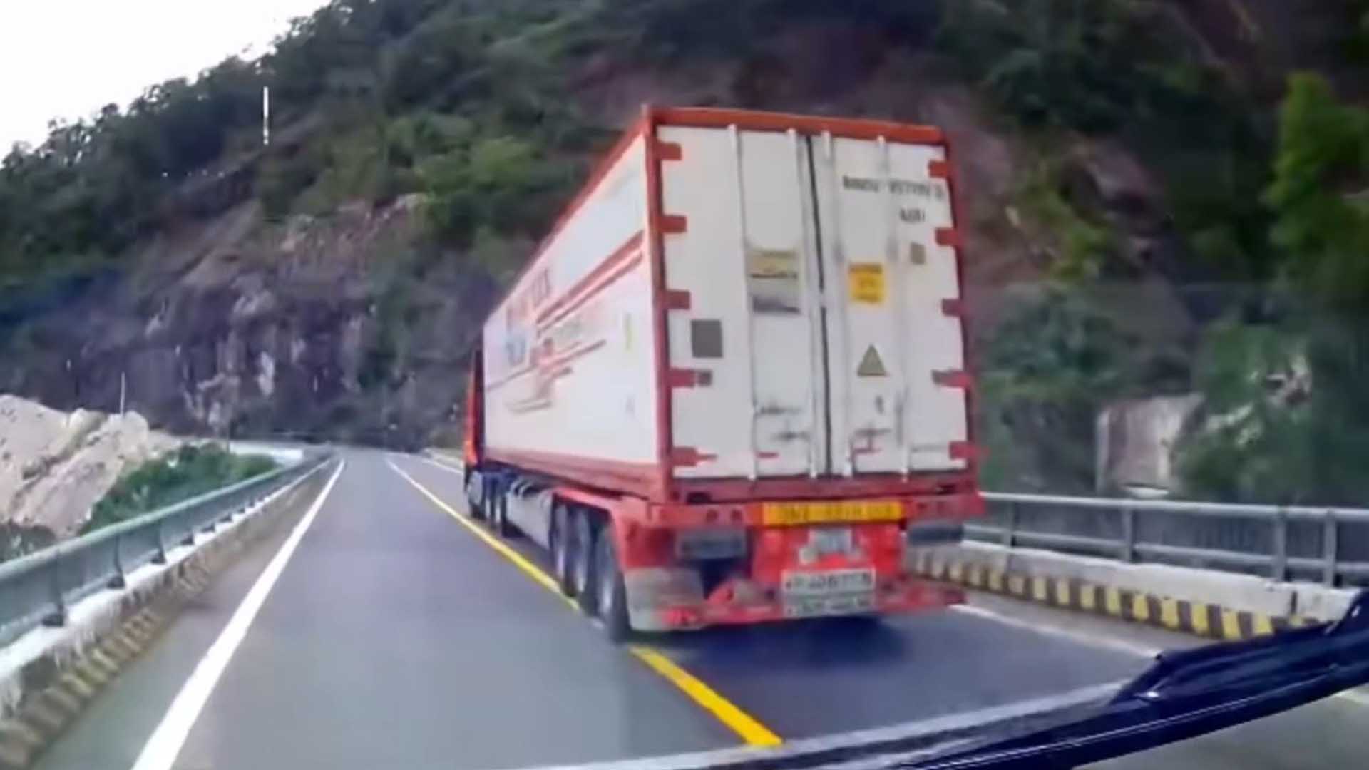 Xử phạt tài xế lái xe khách vượt ẩu 'như tự sát' trên đèo - Ảnh 1.