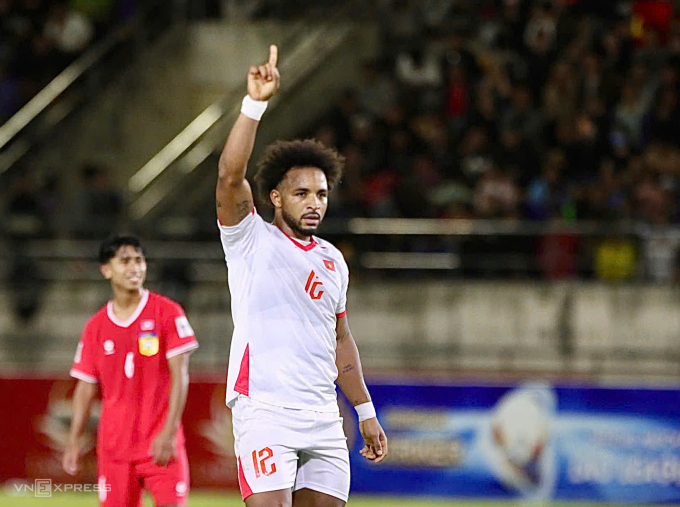 Xuân Son ăn mừng sau khi ghi bàn trong trận thắng Lào ở vòng loại Asian Cpu 2027, sân vận động Quốc gia Lào tối 19/11. Ảnh: DH