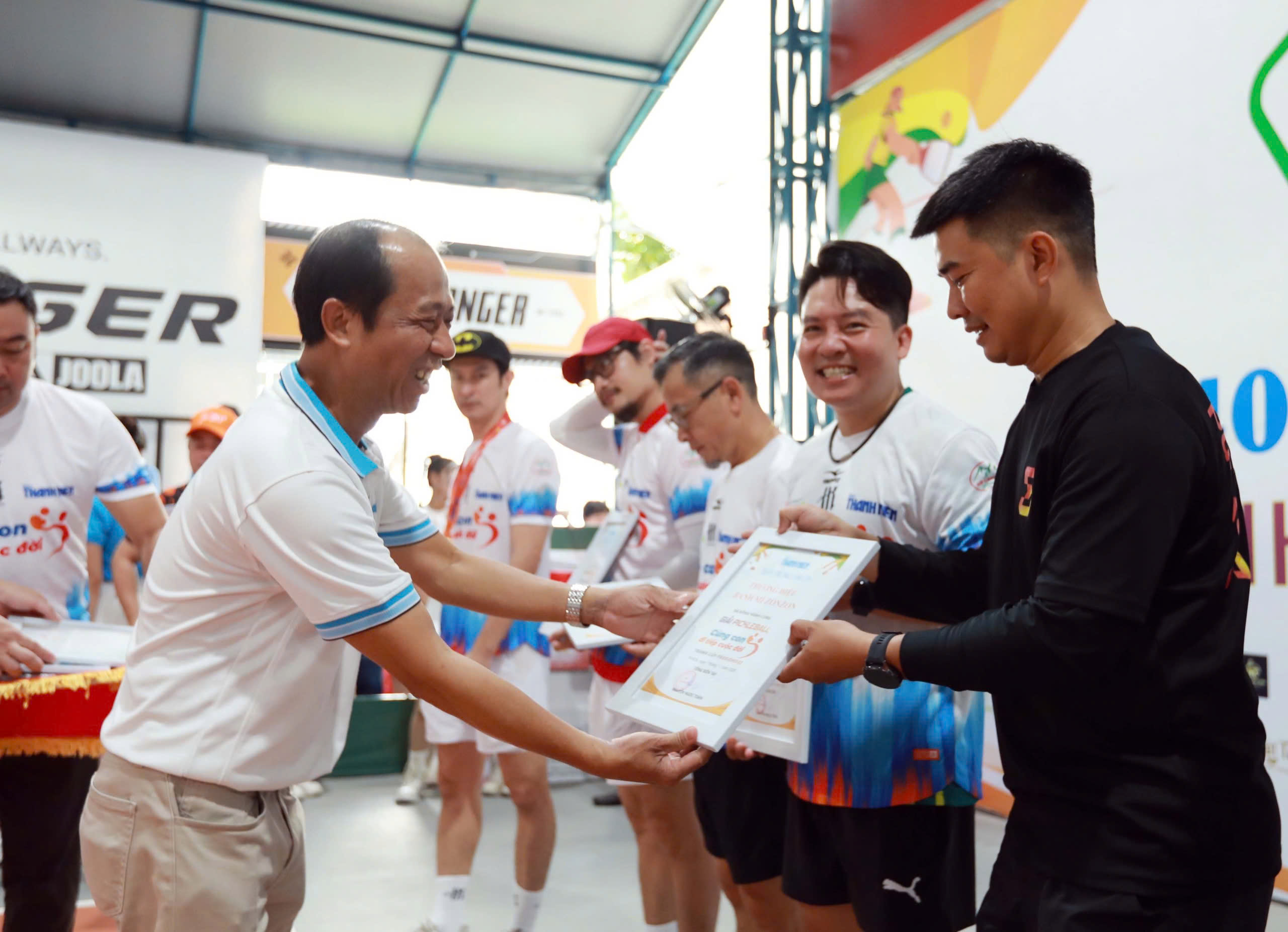 Xúc động khi 400 triệu đồng được trao tận tay các em nhỏ mồ côi- Ảnh 1.