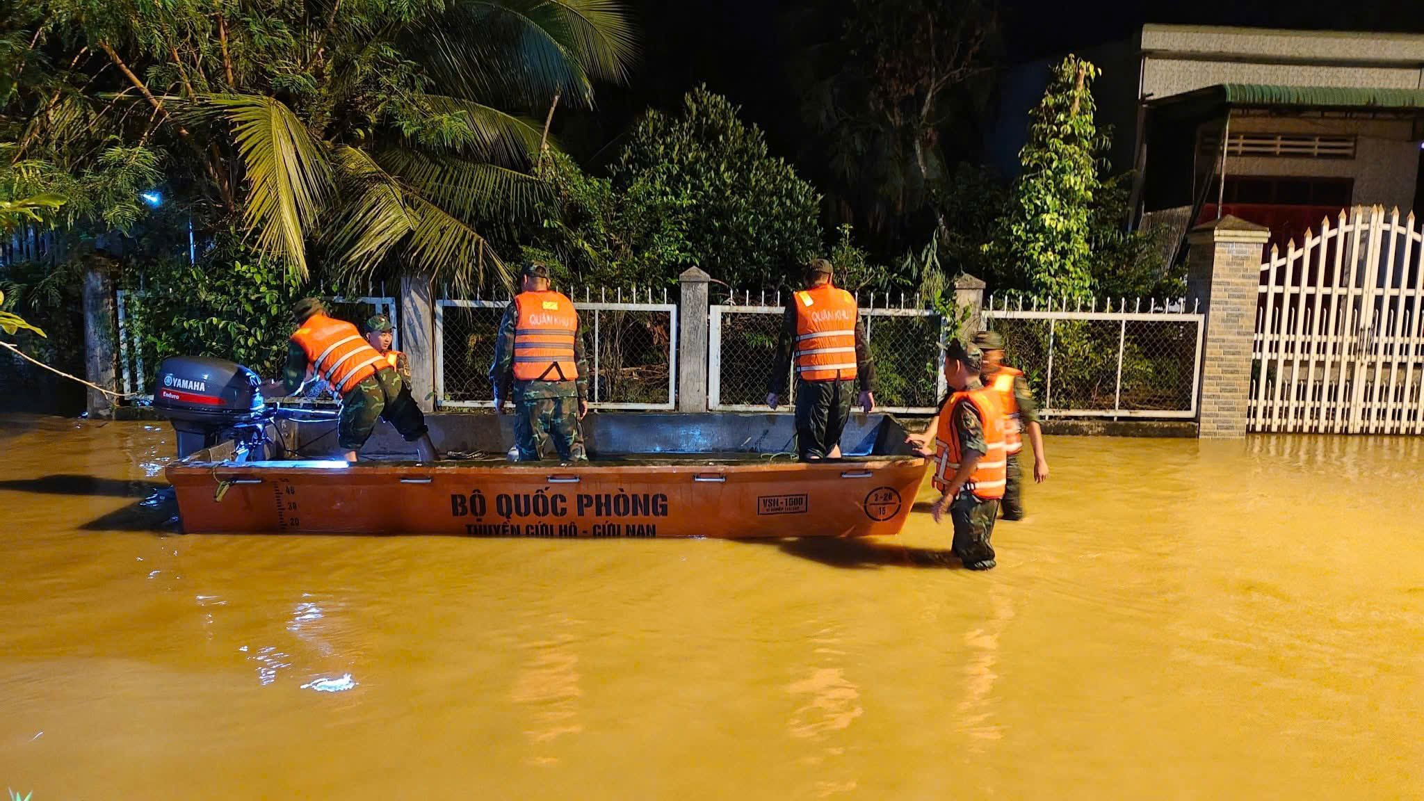 Rốn lũ Cát Tiên: Hàng trăm người được cứu khỏi vùng ngập lụt nguy hiểm - Ảnh 1.