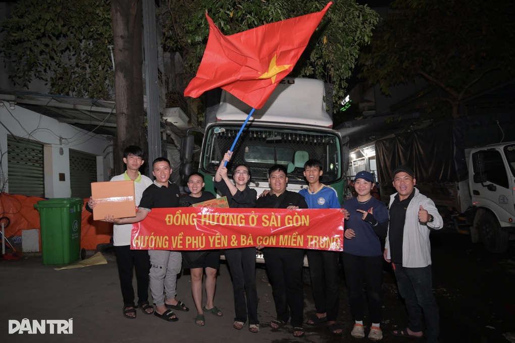 Xuyên đêm đưa hàng cứu trợ từ TPHCM ra vùng lũ miền Trung - 1