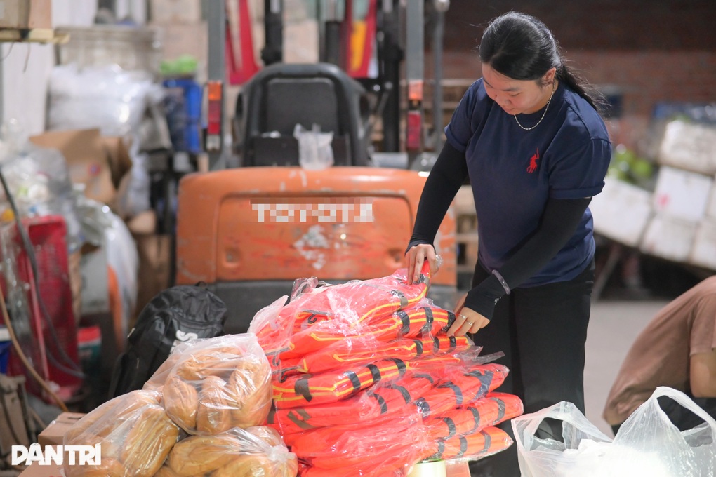 Xuyên đêm đưa hàng cứu trợ từ TPHCM ra vùng lũ miền Trung - 2