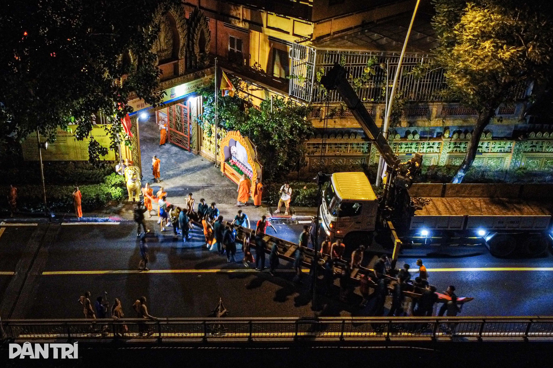 Xuyên đêm hạ thuỷ ghe ngo ở kênh Nhiêu Lộc, sẵn sàng cho lễ hội tại TPHCM - 1 Xuyên đêm hạ thuỷ ghe ngo ở kênh Nhiêu Lộc, sẵn sàng cho lễ hội tại TPHCM - 1