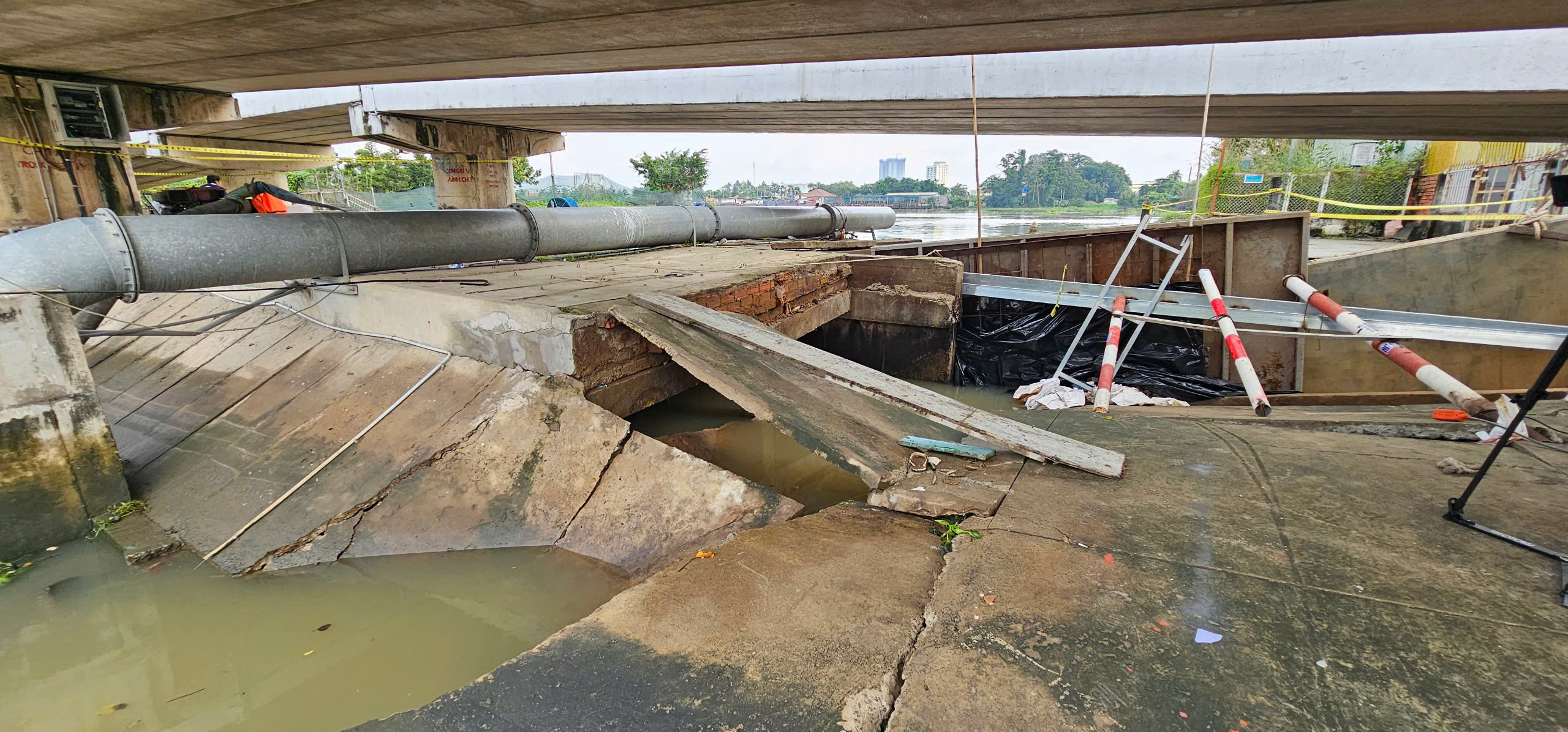 Đã kiểm soát sự cố vỡ cống ngăn triều tại rạch Ba Thôn , TP . HCM - Ảnh 1.