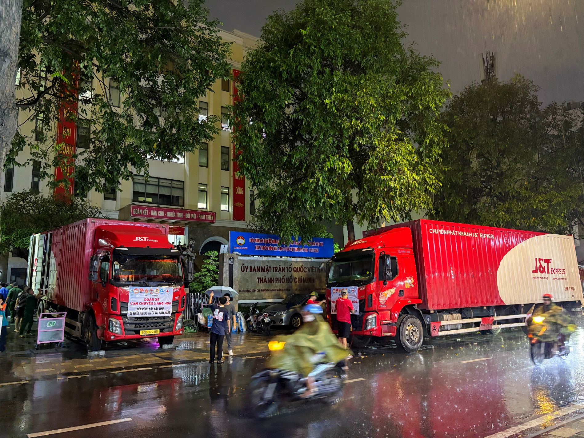 Xuyên đêm lên hàng – Mong bà con vùng lũ thêm vững vàng- Ảnh 1.